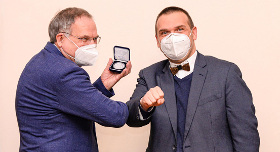 Profesoru Petru Pazdiorovi udělil primátor Martin Baxa stříbrnou pamětní medaili