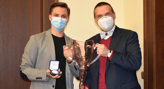 Držitel Ceny Thálie 2020 Pavel Režný obdržel stříbrnou pamětní medaili města Plzně