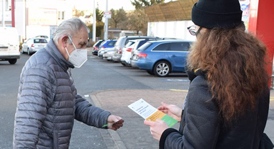 Plzeň roznáší tisíce letáků, o nabídce pomoci chce dát město vědět všem seniorům