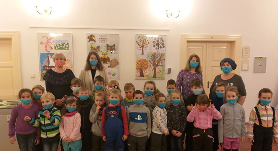 Děti z mateřinek vystavují v prostorách plzeňské radnice