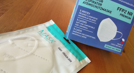 Od čtvrtka budou muset lidé na vybraných místech nosit respirátor