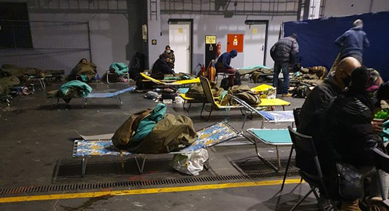 Evakuační krizové středisko v Depo2015 nabídlo střechu nad hlavou v mrazivých dnech desítkám osob bez domova, zájem byl enormní