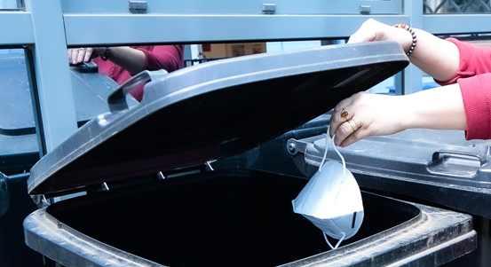 Použité respirátory a samotestovací sady patří do černé popelnice, ale musí být zabezpečené