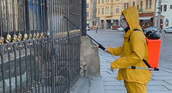 Plzeň plošně dezinfikuje vnější veřejné prostory