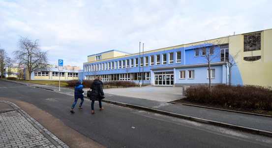 Děti ve 31. základní škole chrání speciální nátěr zdí likvidující viry i bakterie