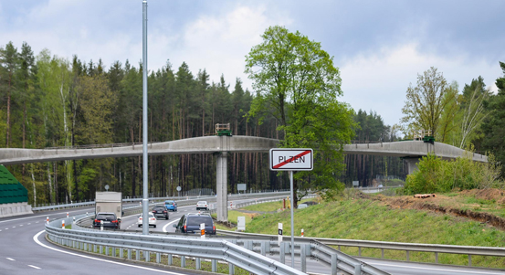Nová lávka přes silnici na Třemošnou začne chodcům a cyklistům sloužit v pondělí 21. června