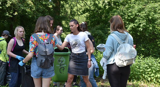 Deváťáci z 25. základní školy uklízeli Homolku a břeh Radbuzy