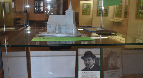 Výstavy na radnici informují o šumavském kostele, představují amatérskou fotografku i práce členů Výtvarné unie