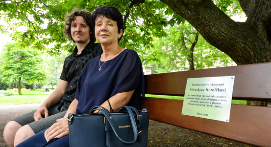 Lavička připomíná osobnost Miroslava Horníčka