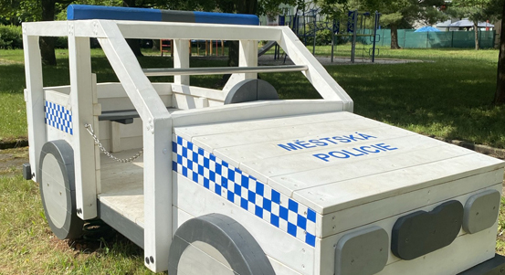 Centrální obvod děkuje záchranářům, na dětská hřiště umístil záchranářská autíčka