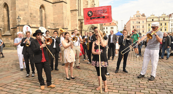 Dixielandový festival roztančí plzeňské ulice i zahradu Měšťanské besedy