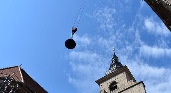 Po téměř osmi desítkách let se vrátil zvon na věž kostela ve Františkánské ulici