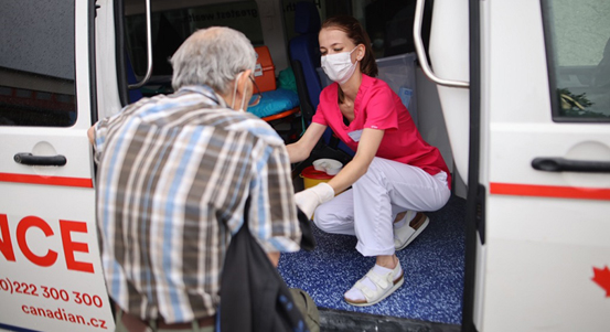Plzeň začala očkovat také lidi na ubytovnách