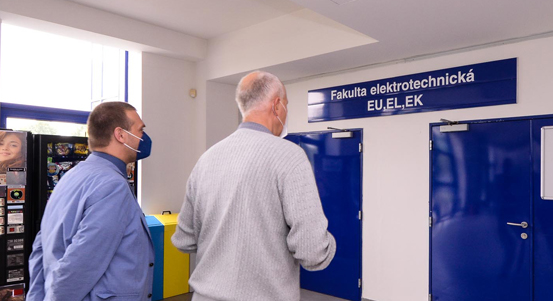 Sestavit robota, model motoru, zvládnout hon na lišku i jednotky energie. Tím se zabývají mladí výzkumníci na Letní univerzitě JuniorFEL