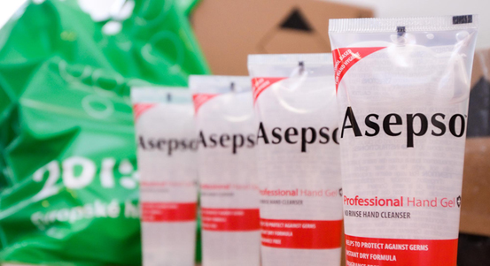 Město Plzeň získalo darem dezinfekční gely od společnosti Alliance Healthcare