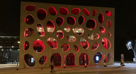 Nové divadlo DJKT se zahalilo do červené barvy, podpořilo Světový den Duchennovy svalové dystrofie