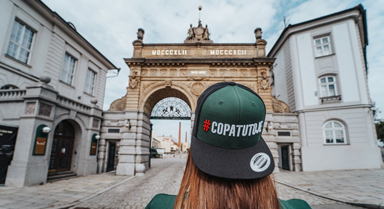 Legendární kolekce oblečení města Plzně #copatutoje se vrací. Spojila se s plzeňskou ikonickou značkou Pilsner Urquell