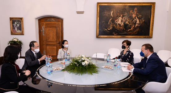 Koncert Plzeňské filharmonie, radnice a japonské firmy byly cílem návštěvy velvyslance Japonska