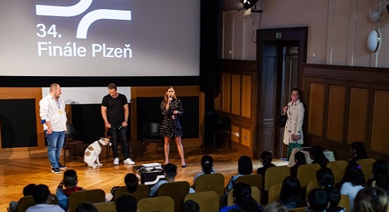 Žáci dvou plzeňských škol besedovali s představiteli filmu Gump – pes, který naučil lidi žít