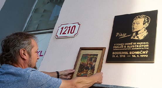 Primátor Martin Baxa odhalil pamětní desku na rodném domě ‚Bimby‘ Konečného