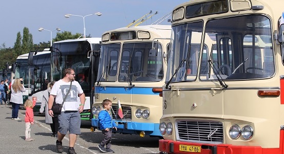 Plzeň oslavila dvě trolejbusová výročí výstavou vozidel i novými knihami