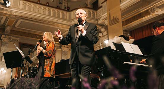 Plzeňská filharmonie pogratulovala Jiřímu Suchému, svými dary se připojilo i město Plzeň