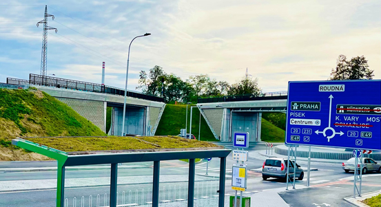 V Plzni vznikly první zastávky s rozchodníkovou rohoží, ve městě bude takových střech přibývat