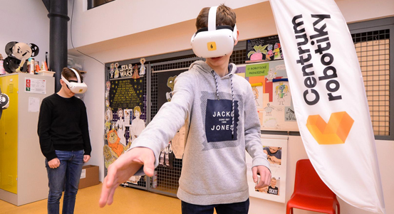 Exkurze do vesmíru, nebezpečný pokus v chemii. Školáky bude vzdělávat virtuální realita