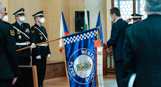 Ředitel Krajské hygienické stanice Michal Bartoš poděkoval plzeňským strážníkům