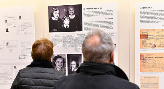Před osmdesáti lety odvezly vlaky plzeňské Židy do Terezína. Smutné výročí připomíná výstava