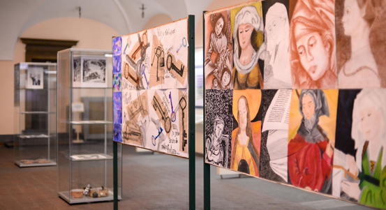 Studentskou výtvarnou tvorbu představuje výstava v mázhauzu