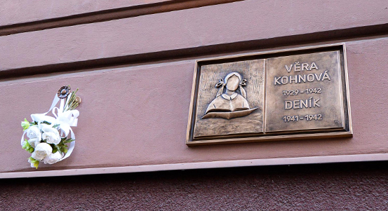 Lidé vzpomněli na židovskou dívku Věru Kohnovou. Narodila se v Plzni, zemřela v koncentračním táboře v Izbici