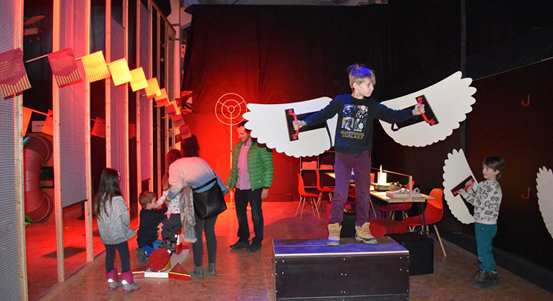 Radní pro oblast školství Lucie Kantorová zahájila výstavu Vzhůru do oblak