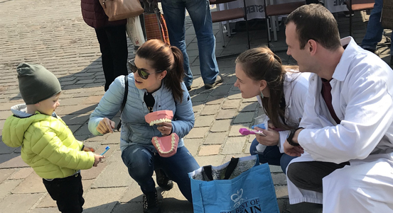 Studenti stomatologie nás na náměstí naučí správně pečovat o zuby