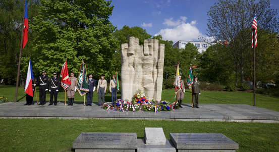 Na náměstí Míru lidé uctili památku bojovníků i obětí válek
