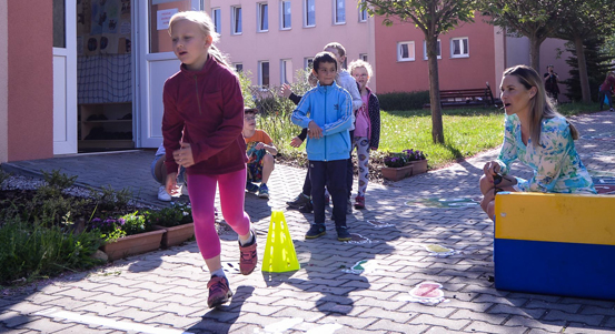 Děti z mateřských škol soutěží ve sportovních hrách, ty potrvají do 3. června