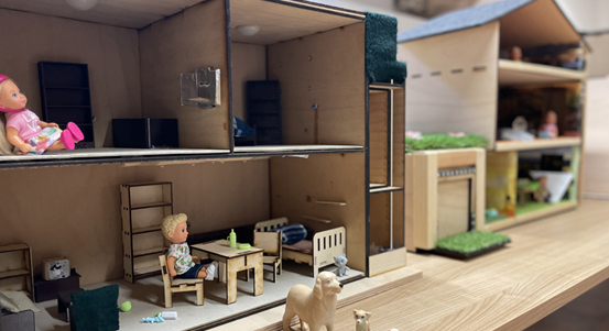 Technologie hrou, školáci představili chytré domečky pro panenky navržené dětmi z mateřinek