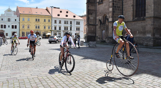 Zimovčák, Pirk, Koukal, Kantorová přivezli peloton osmi desítek cyklistů do Plzně. Cyklotour vybírá peníze na onkologicky nemocné děti