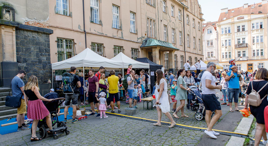 Loutkové Slovany oživily Jiráskovo náměstí. Tisíce lidí si užily celodenní program. Začala tím Skupova Plzeň