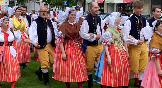 Folklorní soubory rozdávaly v Plzni radost