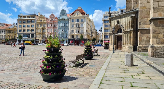 Okolí katedrály sv. Bartoloměje ozdobily letničkové pyramidy