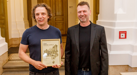 Cena Hanuše Zápala putuje do ateliéru architekta Jiřího Zábrana za realizaci bytového domu Otýlie Beníškové 20 na Roudné
