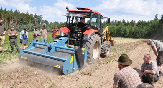 Lesní odborníci navštívili seminář s ukázkami školkařské techniky v městské lesní školce Čtyrák