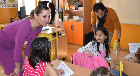 Když hudba spojuje. Plzeňská 16. základní škola chce žáky integrovat do společnosti pomocí zpěvu. Zapojila se do projektu OnStage