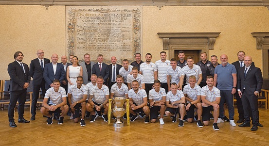 Město poděkovalo FC Viktoria Plzeň za zisk titulu a darovalo klubu šek na podporu mládežnického fotbalu