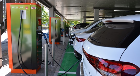 V Černicích u OC Olympia vzniklo velkokapacitní dobíjecí místo pro elektromobily