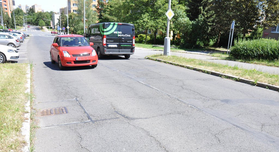 Komenského ulice v Plzni na Lochotíně dostane nový asfaltový povrch