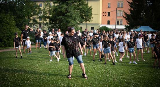 Pěvecký sbor Andílci roztančil Plzeň, jejich projekt propojil generace