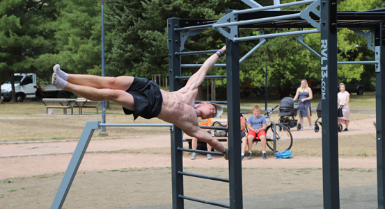 Slovany vybudovaly venkovní tělocvičnu ve Chvojkových lomech