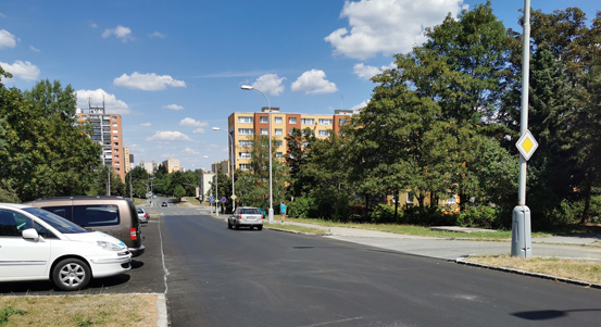 Komenského ulice na Lochotíně dostala nový asfaltový povrch